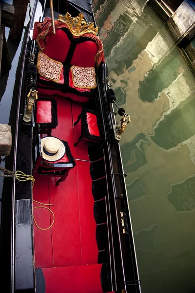 小さい側面運河のゴンドラをクローズ アップ ベニス イタリア — ストック写真