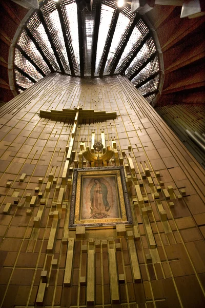 Guadalupe pintura pendurada sobre Altar México — Fotografia de Stock