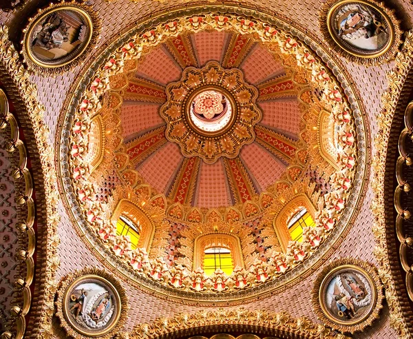 Guadalupita церква інтер'єр рожевий і золото купольна Морелія, Мексика — стокове фото