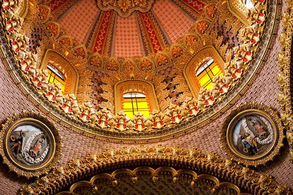 Guadalupita kopuła kościół wewnątrz bliska ze szczegółami — Zdjęcie stockowe