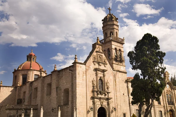 Церковь Гвадалупита Морелия Мехико за голубым небом — стоковое фото