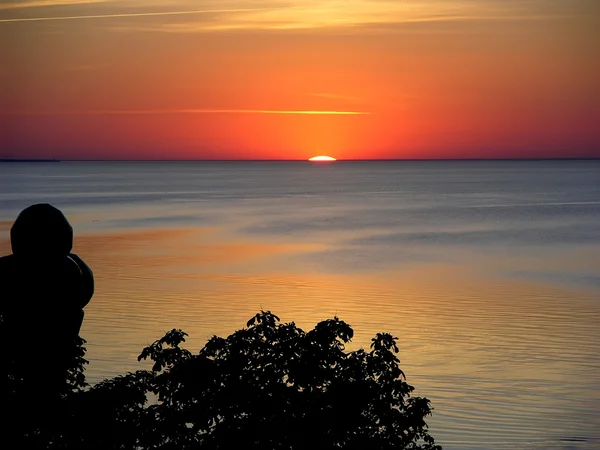 Solen går ner över horisonten, jurmala, Lettland — Stockfoto