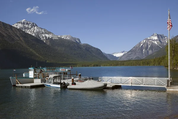 Lake mcdonald båtar Glaciärnationalpark — Stockfoto