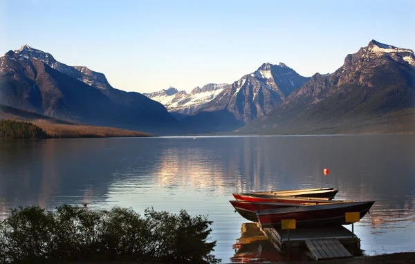 Lake mcdonald boten glacier Nationaalpark — Stockfoto