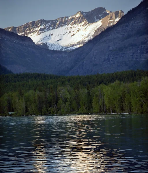 Jezero mcdonald, sníh, hory, národní park glacier — Stock fotografie
