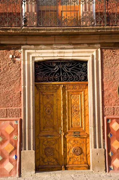 Gouden bruin houten deur san miguel mexico — Stockfoto
