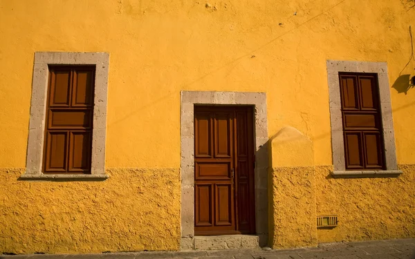Jaune Adobe House Portes brunes Morelia Mexique — Photo