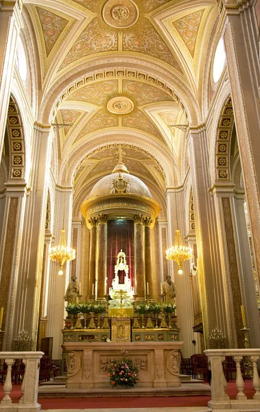 Domkyrkan interiör altaret kors valv morelia Mexiko — Stockfoto