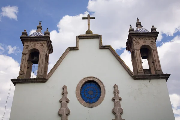 白色 adobe 教堂尖顶墨西哥莫雷利亚 — 图库照片