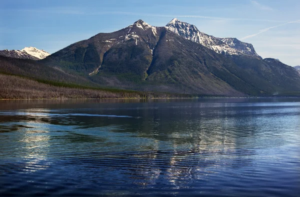Lake mcdonald snow mountain reflektion Glaciärnationalpark mon — Stockfoto