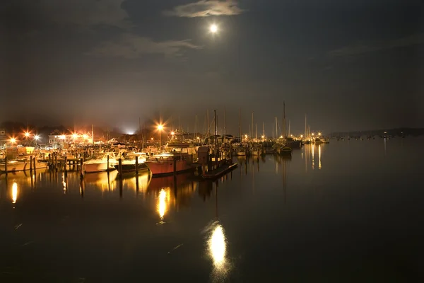 Padnaram λιμάνι με βάρκες Ναυτικός Όμιλος αποβάθρες και φεγγάρι — Φωτογραφία Αρχείου