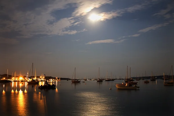Padnaram Limanı, iskele, tırmık, tekne ışıkları, ay ve reflectio — Stok fotoğraf