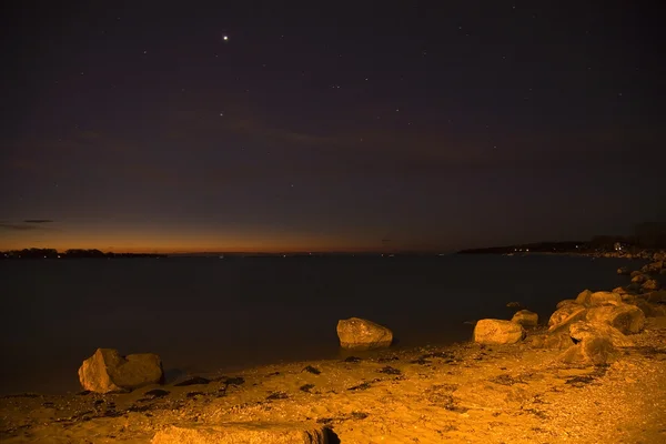 Padnaram Harbor justo antes del amanecer bajo las estrellas y los planetas —  Fotos de Stock