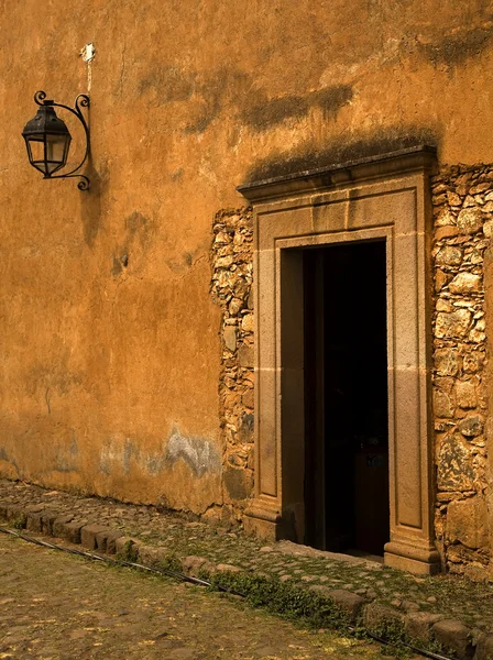 Gelb braune Lehmwand und Tür plus Laterne — Stockfoto