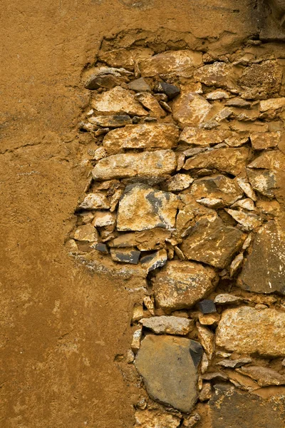 Gul brun rocky adobe vägg Mexiko — Stockfoto