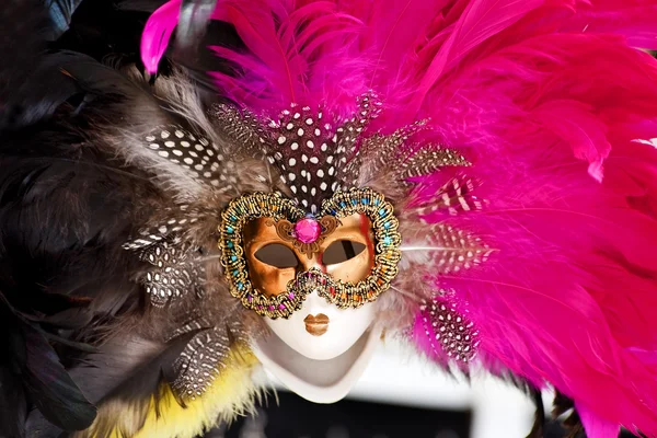 Benátská zlatá maska růžové černé peří Benátky Itálie — Stock fotografie