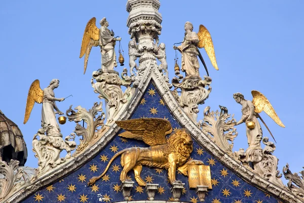 Basilique Saint-Marks ailes d'or Lion Angels Statues Venise Il — Photo