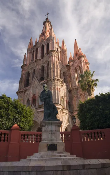 Statua di frate Juan San Miguel, Parroquia, Chiesa dell'Arcangelo, Sa — Foto Stock