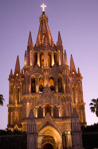 Ніч церкви фари Parroquia церква Архангела San Miguel Мексики — стокове фото