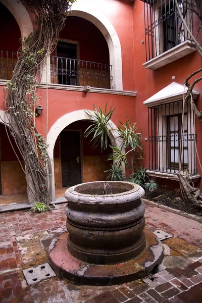 Cortile in stile spagnolo Well Morelia Messico — Foto Stock