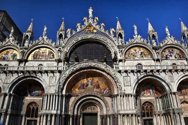 Saint Mark's Basilica heykel mozaik Venedik İtalya detayları — Stok fotoğraf