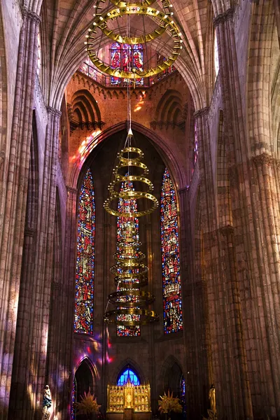 Engesztelés széles nézet ólomüveg és oltár belül templomban — Stock Fotó