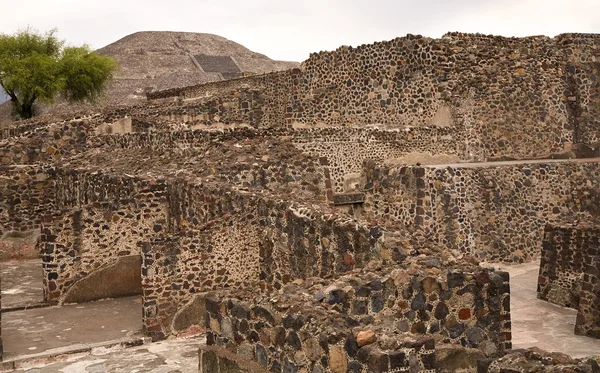 Mondpyramide mit Ruinen teotihuacan Mexiko — Stockfoto