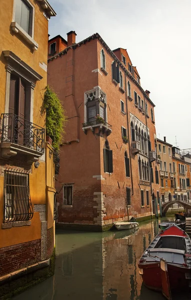 Küçük yan kanal Venedik İtalya arasında köprü. — Stok fotoğraf
