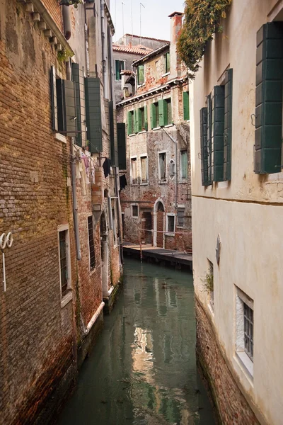 Lilla sidan kanalen Venedig Italien — Stockfoto