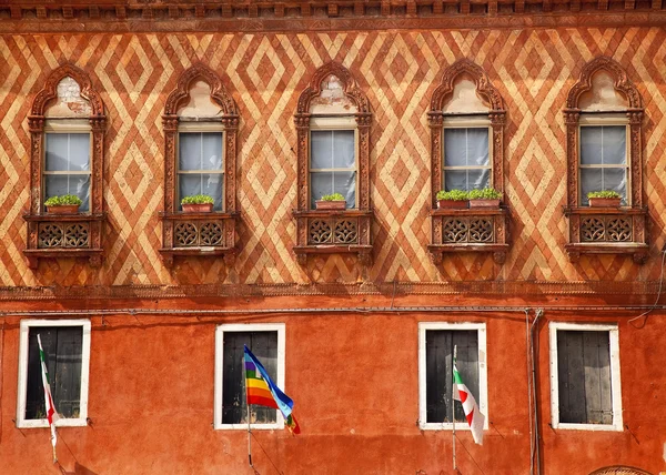 Parede Oriental Janela Bandeiras Decorações Veneza Itália — Fotografia de Stock