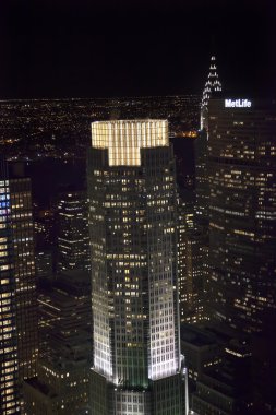 New york şehir silüeti Doğu Nehri chrysler Binası gece