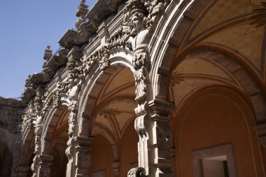 Courtyard gri scluptures turuncu arches queretaro Meksika