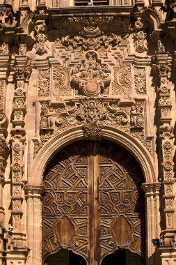 süslü ahşap kapı valencia kilise guanajuato, mexico