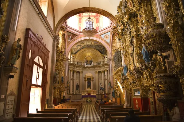 Розовый купол церкви Санта-Клары Золотой алтарь Керетаро Мексика — стоковое фото
