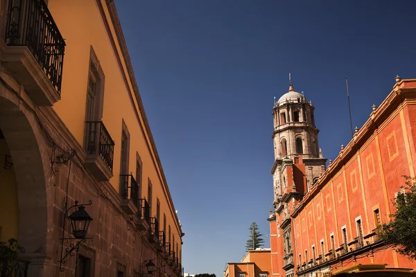 Narancssárga adobe fal a san francisco templom queretaro, Mexikó — Stock Fotó