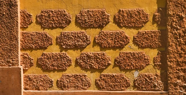 Оранжевая стена Adobe в Мексике — стоковое фото