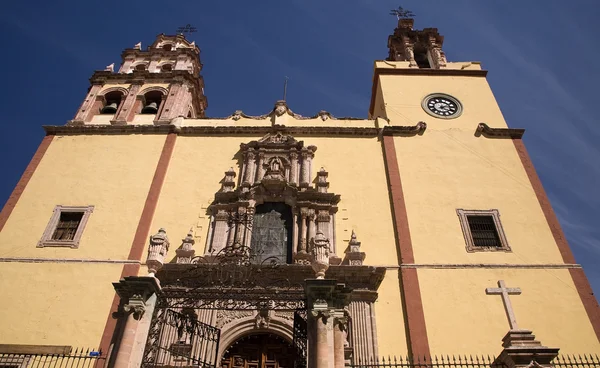 Torens deur klokken basiliek guanajuato mexico — Stockfoto