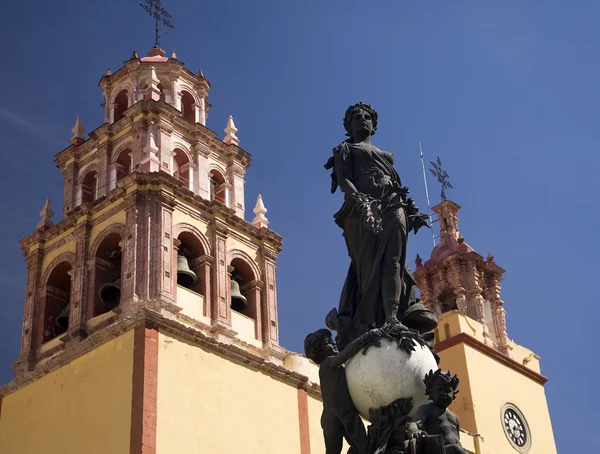 Миру статуї базиліки Гуанахуато Мексики — стокове фото