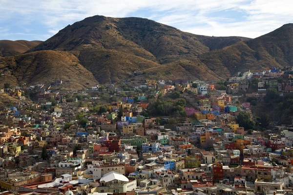 Mnoho barevných domů guanajuato Mexiko hill modrá obloha — Stock fotografie