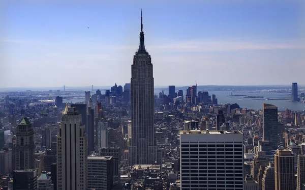 New Yorks skyline ser södra empire state buildingat nigh — Stockfoto