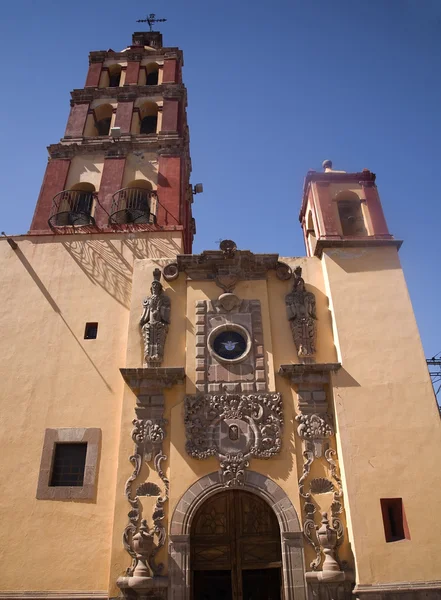Santo domingo kyrkan främre steeple bells Querétaro mexico — Stockfoto
