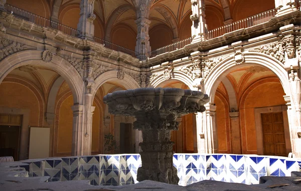 Blau weißer Brunnen orange Bögen Skulpturen queretaro Mexico — Stockfoto