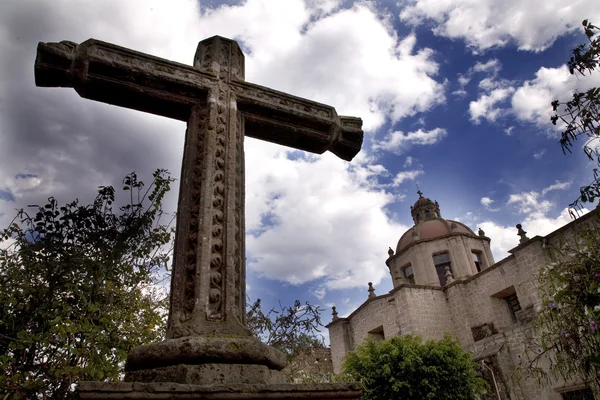 La Guadalupita kirkko Morelia Meksiko Stone Cross — kuvapankkivalokuva