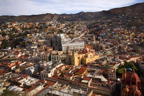 Kirkot Värilliset talot El Pipilia näkymät Guanajuato Meksiko — kuvapankkivalokuva