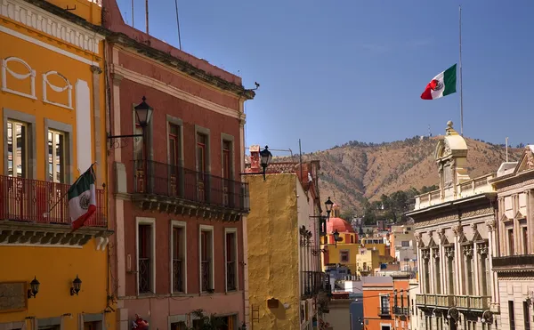 Colorida calle con banderas Guanajuato México — Foto de Stock