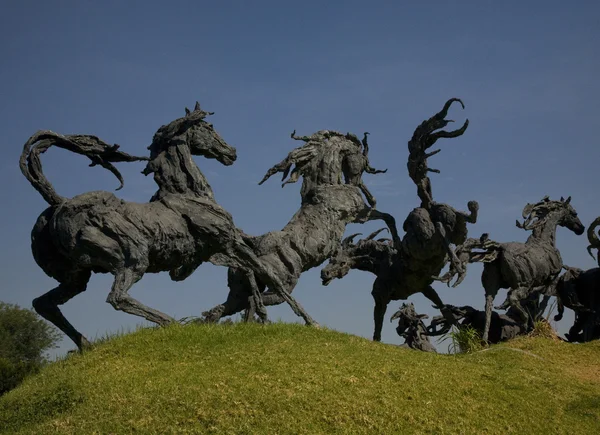 Wilde paarden standbeelden guadalajara mexico — Stockfoto