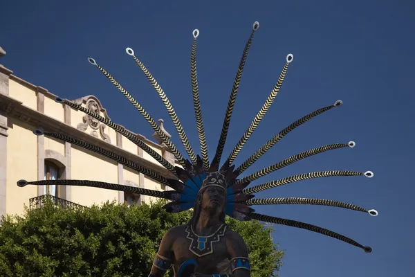 Headdress kamu ile Hint heykel plaza queretaro Meksika — Stok fotoğraf