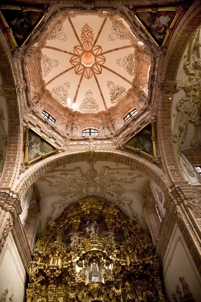 ドームと金色の祭壇バレンシア教会メキシコのグアナファト — ストック写真