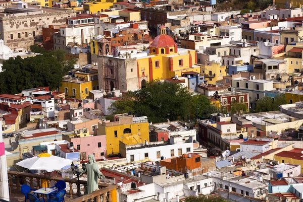 Balkon kolorowe domy i Kościół guanajuato Meksyk — Zdjęcie stockowe