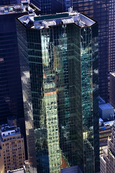 Gebäude gläserne Reflexionen aus einem Wolkenkratzer New York City — Stockfoto